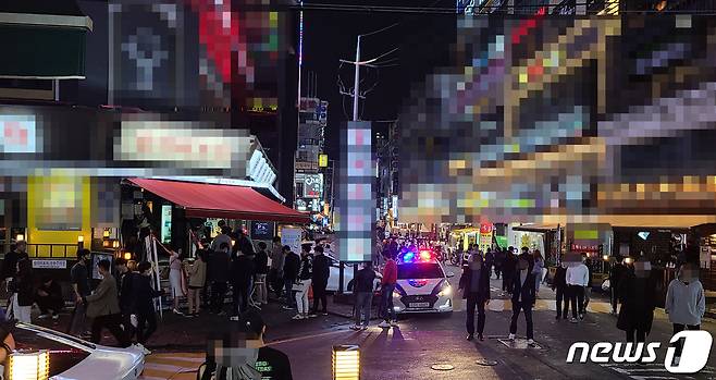 15일 밤 경기 수원시 인계동의 한 번화가 모습. © 뉴스1