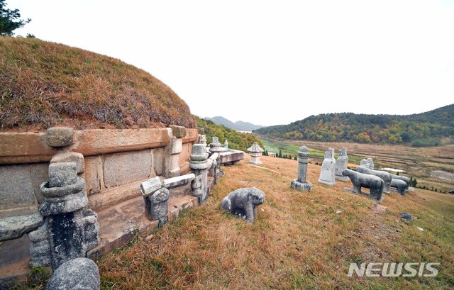 [서울=뉴시스] 황해남도 개풍군 영정리 백마산 동북쪽 기슭에 있는 조선 2대 정종(定宗)과 정안왕후(定安王后)의 무덤인 후릉(厚陵) 서쪽 측면 모습. 동쪽에 저수지가 있고, 이 물은 한강 하구 조강(祖江)으로 흘러 들어간다. (사진=평화경제연구소 제공) 2020.05.16. photo@newsis.com