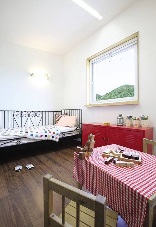 현대건축에서도 차경은 건축의 중요한 요소이다. (사진출처 : 양평 '1억으로 지은 집' 필자 설계)