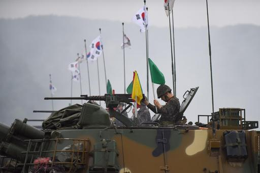 육군 K-21 장갑차 승무원이 K-6 기관총을 잡고 있다. 세계일보 자료사진