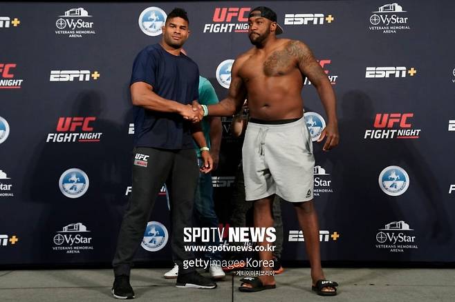 ▲ 메인이벤터 알리스타 오브레임(왼쪽)과 월트 해리스.