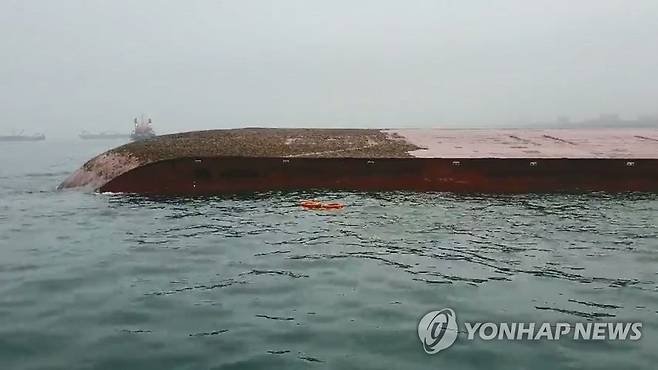 울산 앞바다서 전복된 바지선 (울산=연합뉴스) 16일 오전 울산시 울주군 온산읍 이진항 앞 해상에 745t 해양 바지선이 뒤집혀 있다. 2020.5.16 [울산해양경찰서 제공. 재판매 및 DB 금지] yongtae@yna.co.kr
