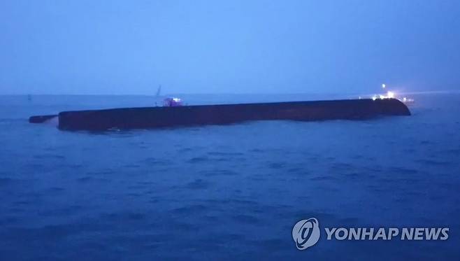 울산 앞바다서 전복된 바지선 (울산=연합뉴스) 16일 오전 울산시 울주군 온산읍 이진항 앞 해상에 745t 해양 바지선이 뒤집혀 있다. 2020.5.16 [울산해양경찰서 제공. 재판매 및 DB 금지] yongtae@yna.co.kr