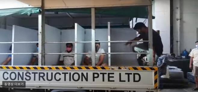 트럭 짐칸에 칸막이를 설치해 12명 앉는 모습을 시연한 싱가포르 업체의 동영상. [해당 동영상 캡처. 재판매 및 DB 금지]