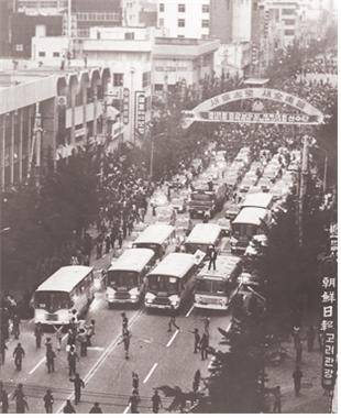 5월20일 오후 7시경 무등경기장을 출발한 200여대의 차량시위는 계엄군의 만행을 가장 가까운 곳에서 목격한 운전기사들의 용기있는 행동이었으며 5월 항쟁의 최대 전환점을 가져다줬다. ⓒ5·18 기념재단