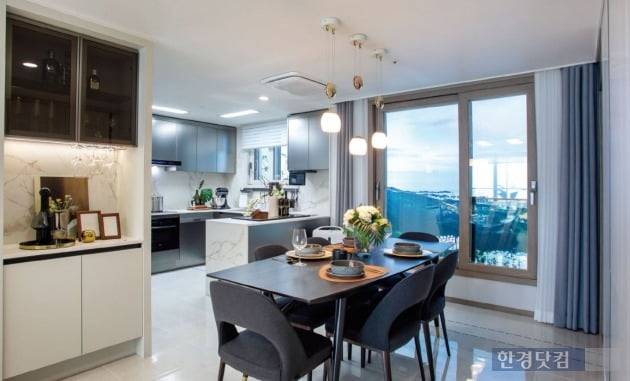 '울산 지웰시티 자이'의 전용 84㎡A형 주방. 조리공간이 숨어있고 식탁공간을 전면에 빼면서 통창을 배치했다.