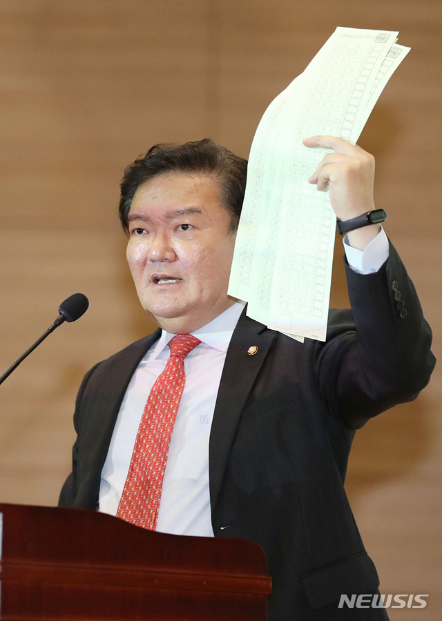 [서울=뉴시스] 김진아 기자 = 민경욱 미래통합당 의원이 11일 오후 서울 여의도 국회 의원회관에서 열린 '4.15총선 개표조작 의혹 진상규명과 국민주권회복 대회'에서 진상규명을 촉구하고 있다.  2020.05.11.   bluesoda@newsis.com