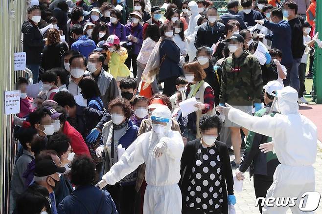 인천 지역에서 '서울 이태원 클럽발' 신종 코로나 바이러스 감염증(코로나19) 확진자가 8명 무더기로 발생한 가운데 지난 13일 인천 미추홀구청에 마련된 코로나19 선별진료소에서 세움학원 수강생(138명)과 팔복교회 신도(600명)들이 검사를 받고 있는 모습./뉴스1