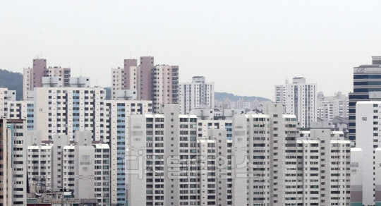 준강남권에서도 입지가 좋은 판교 일대 아파트값이 무섭게 오르고 있다. 사진은 성남시 분당구 아파트 단지 전경.



<연합뉴스>