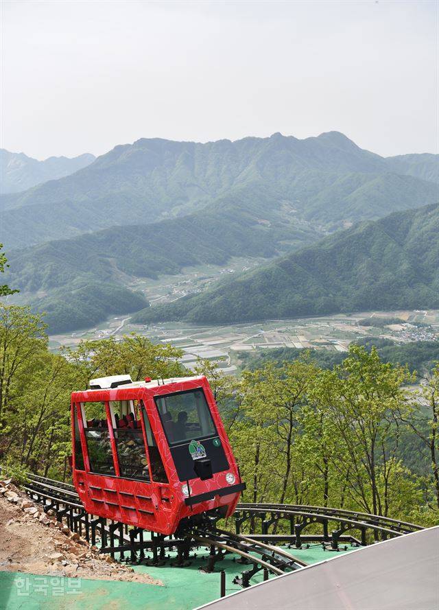 단산 모노레일 뒤편으로 우람한 주흘산 능선이 푸근하게 마을을 감싸고 있다. 문경의 진산이다.