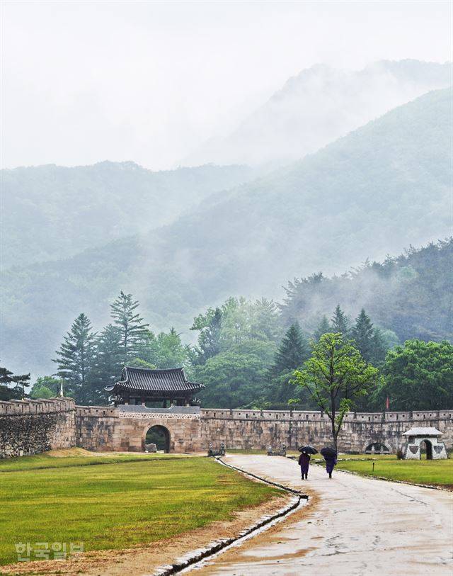 문경새재 제1관문인 주흘관 뒤편 산자락으로 운무가 피어 오르고 있다. 문경새재 옛길은 안전사고의 우려가 없어 비 오는 날 대안으로 찾는 곳이기도 하다.