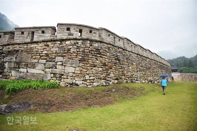 주흘관에서 이어진 석성. 문경새재 3개 관문과 연결된 성은 원형이 아니라 계곡을 가로막은 일자형이다.