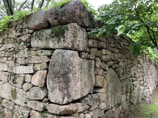 조령원 터를 둘러싼 돌담. 무거운 돌을 꿰어 맞춘 모양이 투박하면서도 멋스럽다.