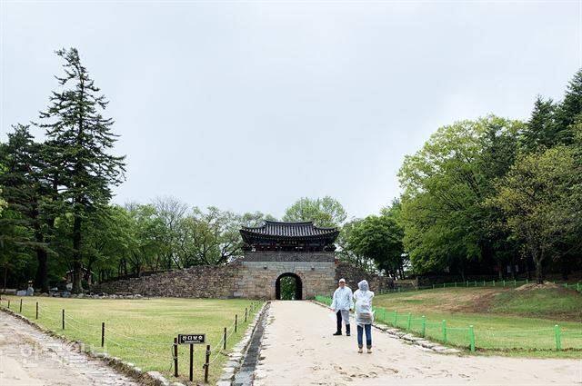문경새재 제3관문인 조령관. 이 문을 넘으면 충북 괴산군 연풍면이다.