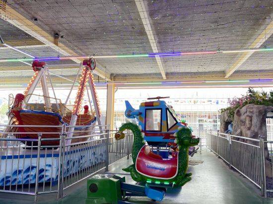 배우 임채무가 어린이날을 앞두고 재개장한 두리랜드 내 놀이시설들이 운영되고 있다. 연합