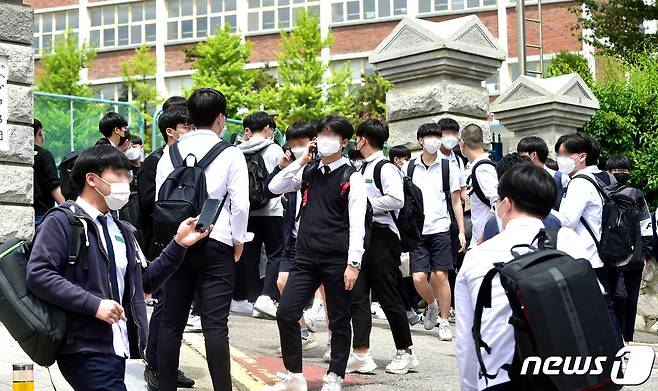 20일 오전 인천시 연수구 송도고등학교 학생들이 귀가하고 있다. 인천시교육청은 이날 미추홀구·중구·동구·남동구·연수구 내 고등학교 66곳의 고3 학생들을 등교하자마자 모두 귀가하도록 조치했다.2020.5.20/뉴스1 © News1 정진욱 기자