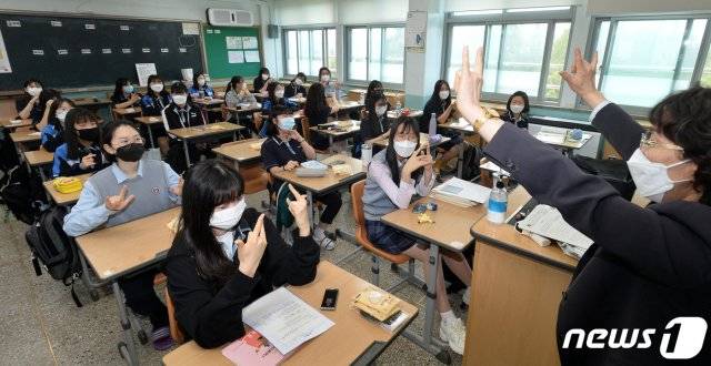 (전주=뉴스1) 고등학교 3학년 학생들의 등교 개학이 시작된 20일 전북 전주시 전북대학교사범대학부설고등학교 3학년 교실에서 선생님이 학생들에게 인사법을 알려주고 있다. 2020.5.20/뉴스1
