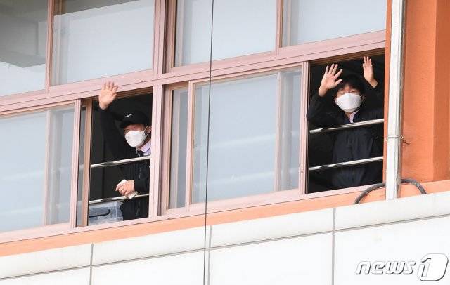 (서울=뉴스1) 신종 코로나바이러스 감염증(코로나19) 여파로 등교가 5차례나 연기되며 80일 만에 등교 수업이 시작된 20일 오전 서울 시내의 한 고등학교 3학년 학생들이 손을 흔들고 있다.
원격수업으로 올해 1학기 정규수업을 시작한 지난달 9일부터 41일 만의 등교한 학생들은 다음날인 21일 올해 첫 전국 단위 모의고사인 경기교육청 주관 전국연합학력평가(학평)를 치른다. 한편 교육부에 따르면 20일 고3을 시작으로 27일 고2·중3·초등1~2·유치원생, 6월 3일에는 고1·중2·초3~4, 6월 8일에는 중1·초5~6학년이 순차적으로 등교를 시작할 예정이다. 2020.5.20/뉴스1