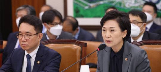 김현미(오른쪽) 국토부 장관이 지난 8일 열린 국토교통위 전체회의에서 질의에 답변하고 있다.<연합뉴스>