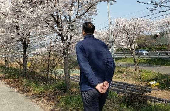 코로나19로 치료를 받다가 퇴원한 박모씨가 집 근처 공원을 산책하고 있다. 그는 음압병상에서 ‘컴컴한 우주에 홀로 떨어져 있는 기분’이 들 정도로 극심한 외로움을 느꼈다고 말했다. [사진 본인]