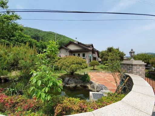 경기 안성시 금광면의 위안부 할머니들 쉼터인 ‘평화와 치유가 만나는 집’이 인적인 끊긴 채 한적한 모습을 드러내고 있다. 