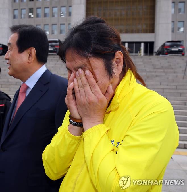 눈물 흘리는 형제복지원 피해자 최승우 씨 (서울=연합뉴스) 진성철 기자 = 형제복지원 피해자인 최승우 씨가 20일 국회 본관 앞에서 과거사법 국회 통과에 눈물을 흘리고 있다. 2020.5.20 zjin@yna.co.kr