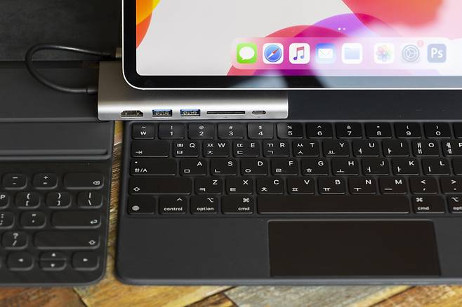 매직 키보드는 애플 맥북과 동일한 가위식 키보드, 아이패드에 최적화된 소형 트랙 패드가 탑재된다. 출처=IT동아