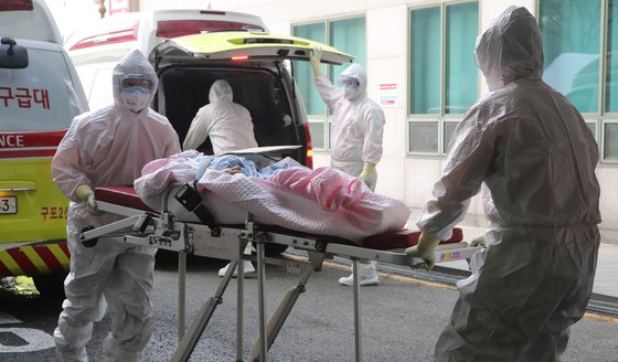 부산소방본부 소속 119구급대원들이 코로나 환자들을 부산의료원으로 이송하고 있다. 송봉근 기자