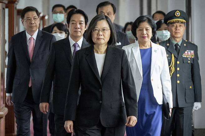 차이잉원(蔡英文) 대만 총통(앞줄 좌측에서 세 번째)이 지난 20일(현지시간) 타이페이 총통부로 들어가고 있는 모습. [AP]