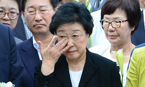 2015년 8월 대법원에서 실형 2년이 확정된 한명숙 전 국무총리(가운데)가 지지자들의 배웅 속에 서울구치소에 수감되면서 눈물을 닦고 있다. 뉴스1