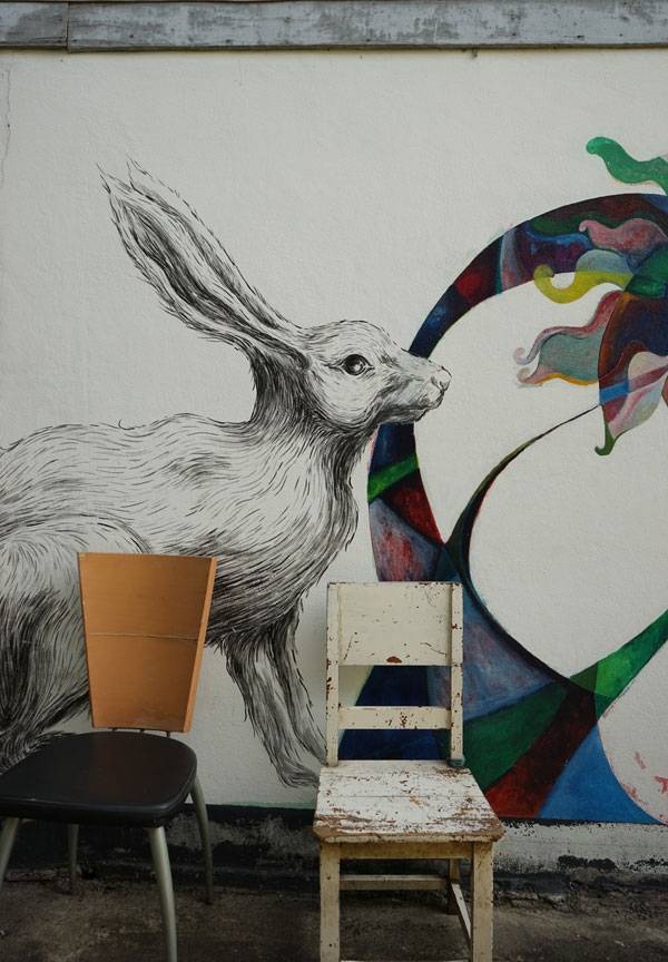 집처럼 편안했던 치앙마이 버즈네스트 카페.아기자기한 벽화와 낡은 의자가 마음을 끈다