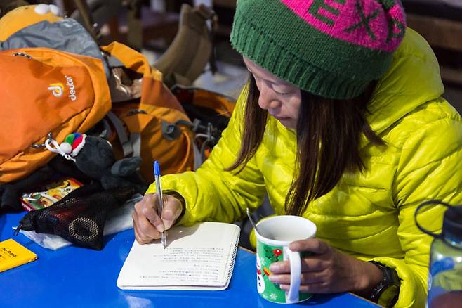 MBC 롯지에서 산을 오르며 떠오른 생각을 기록하고 있다 ©bruce