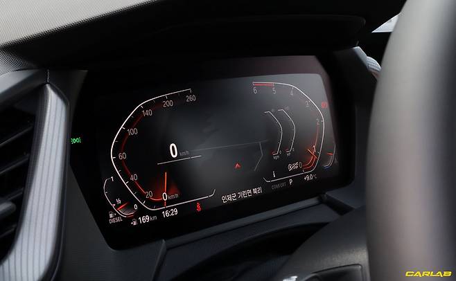 10.25인치 디지털계기반, 3시리즈부터는 12.3인치가 들어간다