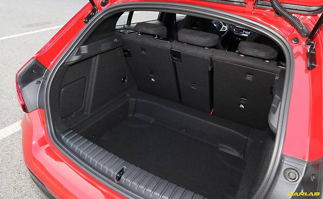 트렁크가 푹 꺼졌다고? 국내사양에는 바닥판이 빠져서다