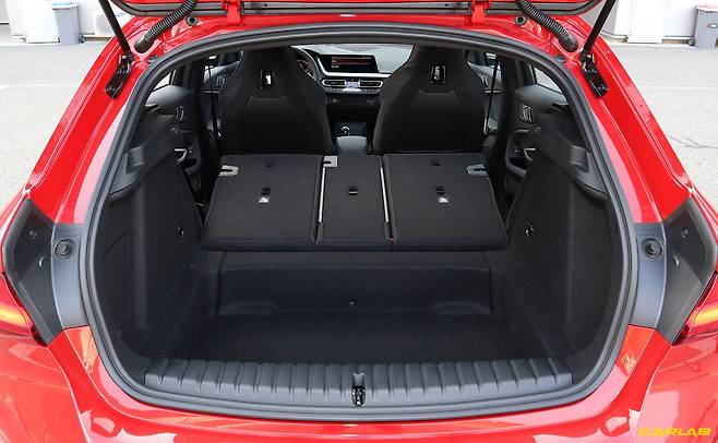 4:2:4로 접히는 2열 시트 등받이