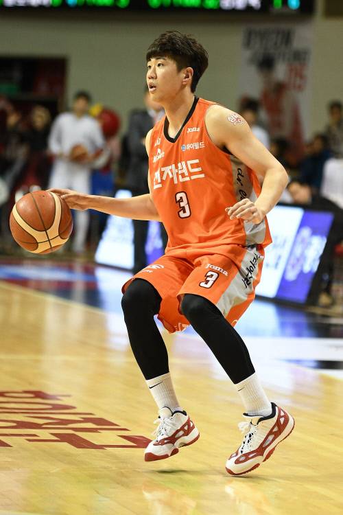 전자랜드에서 뛰던 김지완. 제공 | KBL