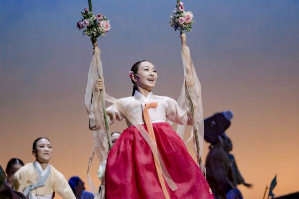 광한루에서 그네를 타는 춘향(이소연). /국립극장