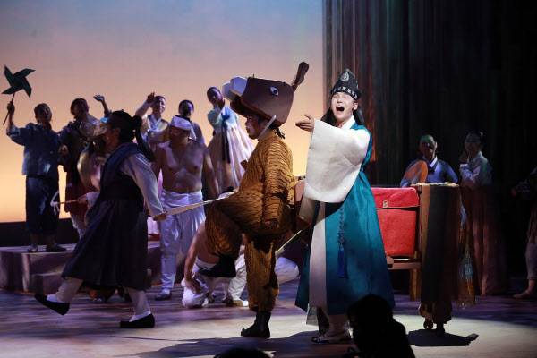 꽃나들이 나온 사람들로 가득한 광한루에 익살스레 등장하는 몽룡(김준수). /이태훈 기자