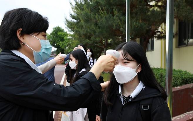 3학년 학생들이 발열 검사를 받고 있다.