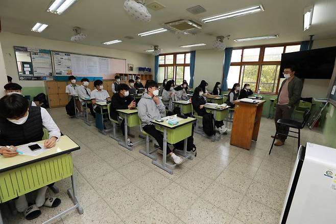 교사와 학생 모두 마스크를 쓴 채 수업하고 있다.