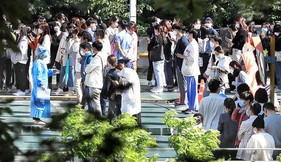 삼성서울병원이 메르스 사태와 관련한 정부와의 600억원대 소송에소 승소했다. 사진은 지난 19일 삼성서울병원 선별진료소에서 의료진과 관계자들이 코로나19 검사를 위해 대기하는 모습. [뉴스1]