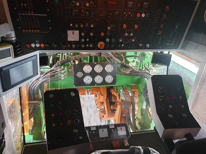 멀티플 타이탬퍼의 가운데 위치한 중앙조정석. 각종 계기판과 조정버튼이 빼곡하다. [강갑생 기자]