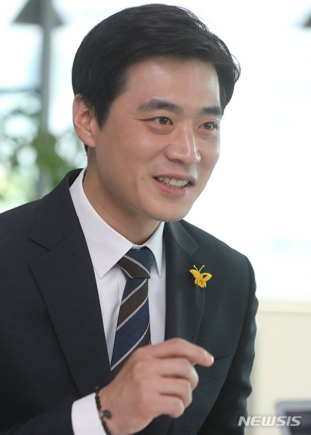 [서울=뉴시스]김명원 기자 = 한준호 더불어민주당 21대 국회의원 고양(을) 당선인이 21일 고양시 덕양구 당선인 사무실에서 뉴시스와 인터뷰를 하고 있다.  2020.05.22. kmx1105@newsis.com