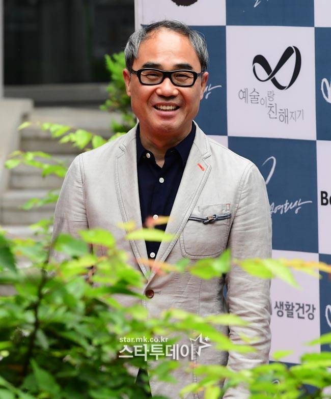 강신일 영화 행사 중 편안히 미소 짓는 사진