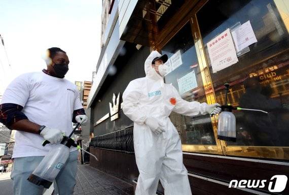 이태원에서 가게를 운영하는 사업주 등이 20일 오전 서울 용산구 이태원 거리 곳곳을 방역 중 문제가 발생한 킹클럽 앞을 꼼꼼하게 방역하고 있다./사진=뉴스1