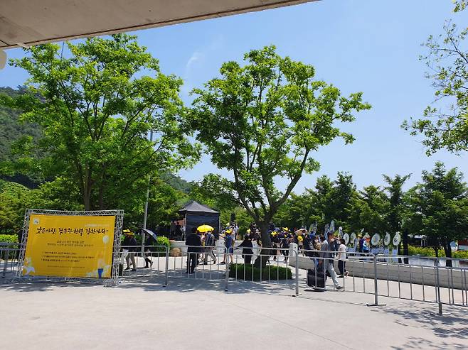 23일 노무현 전 대통령 서거 11주기 추모식이 열린 경남 김해 하마을에 코로나 19 영향에도 시민들이 모여들고 있다. /김해=최승균 기자/