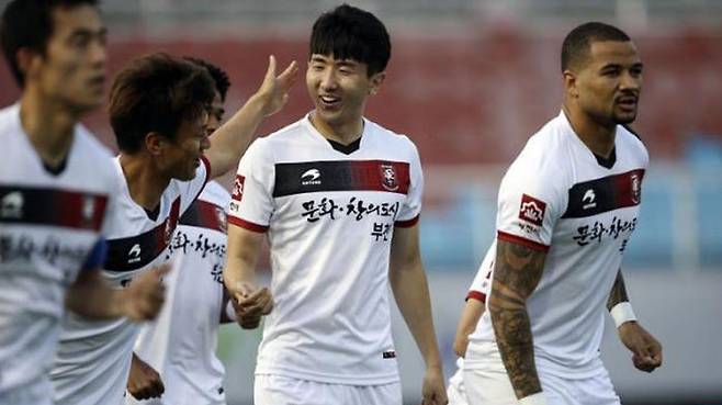 득점 후 동료들과 기쁨을 나누는 부천 이현일