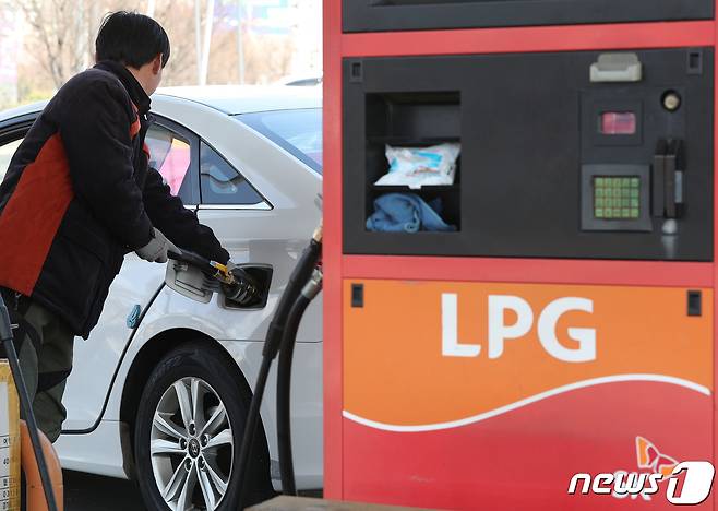경기도 고양시의 한 액화석유가스(LPG) 충전소에서 운전자들이 LPG를 충전하고 있다.(사진은 기사 내용과 관련이 없음) 2019.3.13/뉴스1 © News1 신웅수 기자