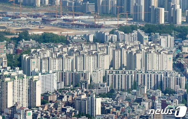 사진은 4일 오후 서울 송파구 롯데월드타워 전망대에서 바라본 강남구 아파트 단지의 모습. 2020.5.4/뉴스1 © News1 김진환 기자