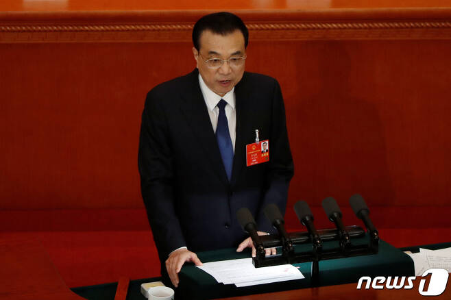리커창 중국 총리가 지난 22일 베이징 인민대회당에서 전인대 개막 연설을 하고 있다. © 로이터=뉴스1